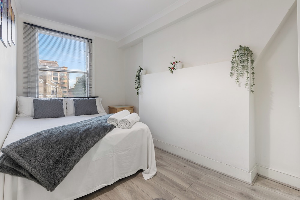 City Escape London - Spacious 4 Bedroom House