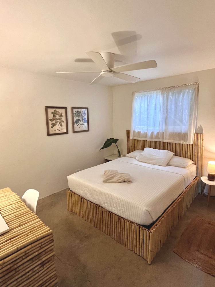 Akule Clubhouse: Awa 1 Bedroom Apt by the Beach 1 Condo by RedAwning