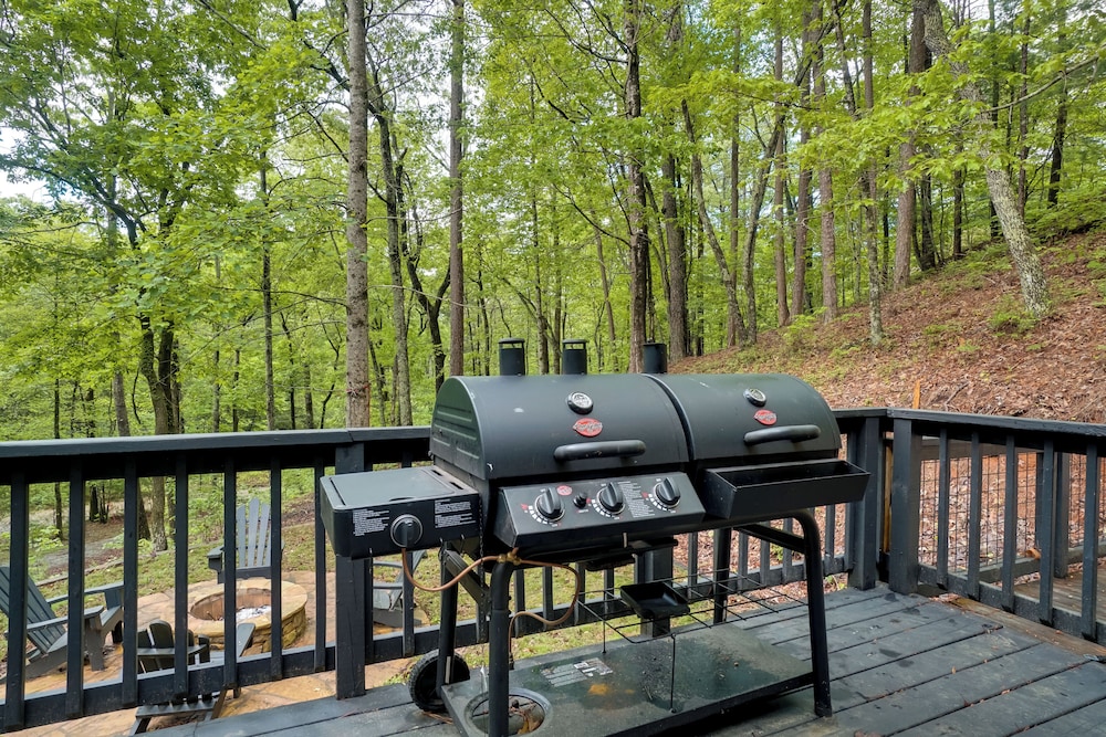 5 Mi to Helen: Hideaway w/ Deck & Grill!