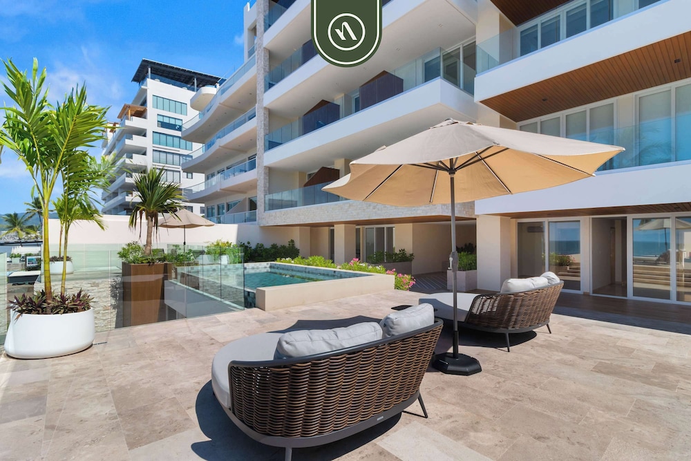 New Stylish 1 BR Condo - Ocean Views - Flex Room