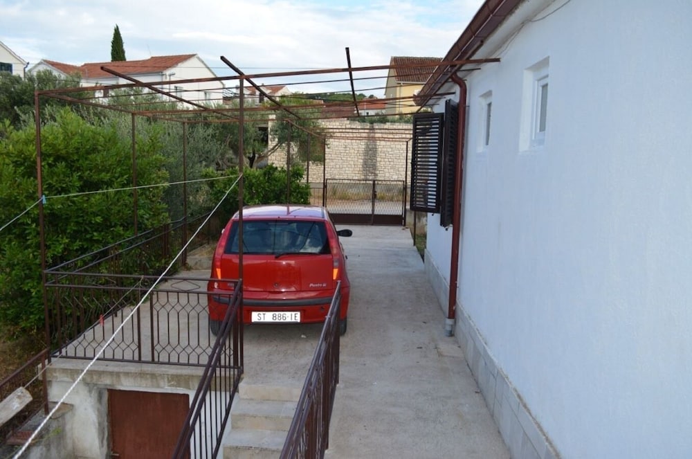 Lenka - Great Location & Free Parking - A1 view 5
