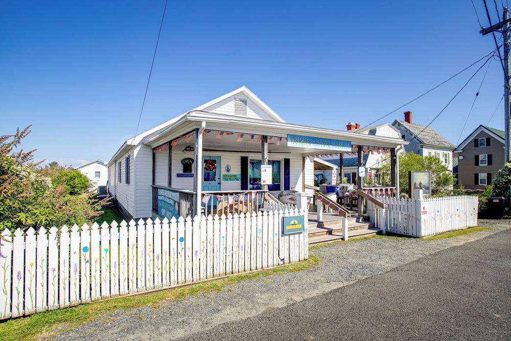 Unique Tangier Cottage w/ Chesapeake Bay Views!