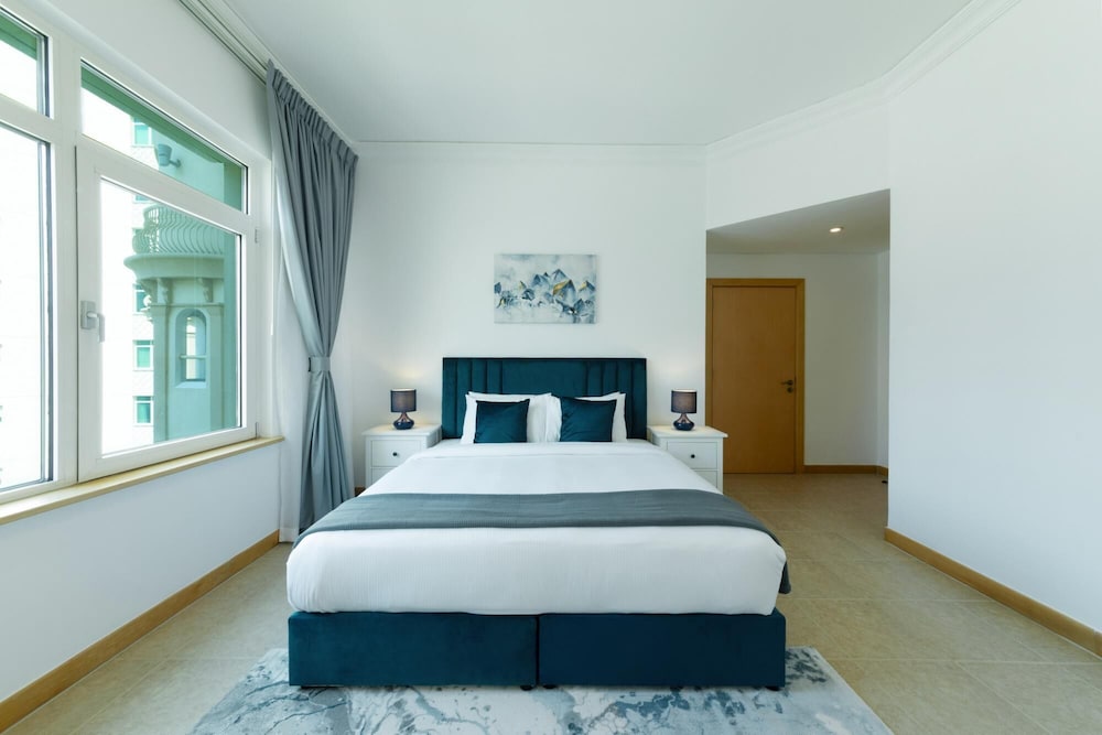 Stylish Apt With Large Patio Close to the Beach