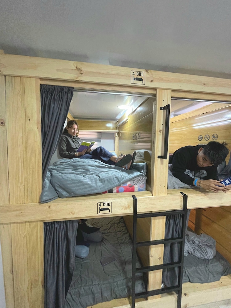 The HiPinto Social Experience