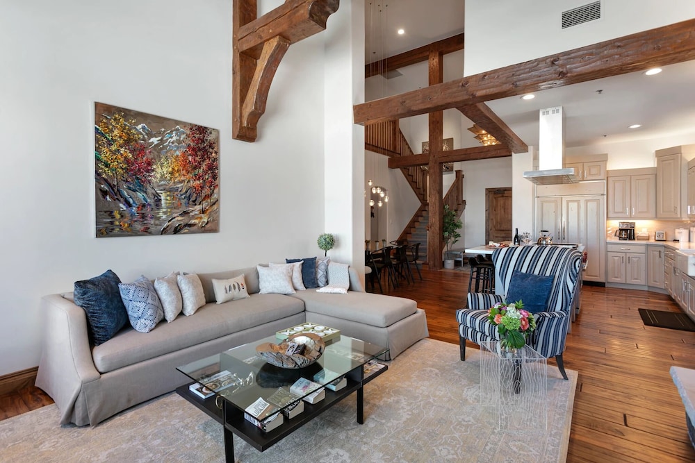 Grand Lodge - Four Bedroom #302 - Ski-in/ski-out 4 Condo