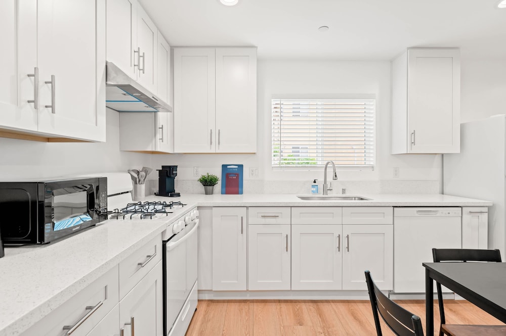 Cozy Modern Stay in Alhambra 30plus Days Welcome