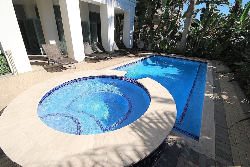 Bella Casa - Private House With Hot Tub 4 Bedroom Home by RedAwning