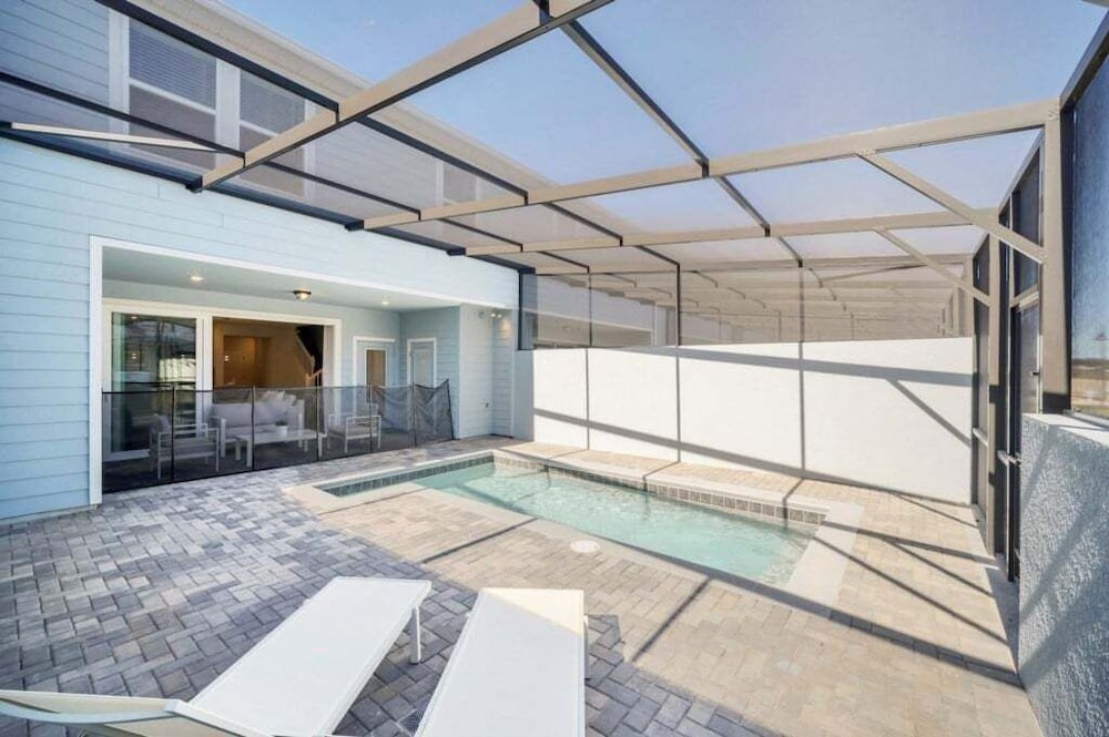 Luxury Home With Splash Pool 5 Bed Townhome! 5 Bedroom Townhouse