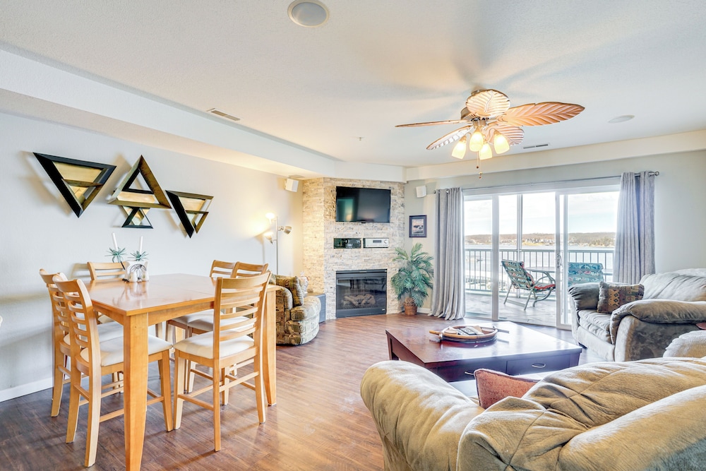 5th-floor Lakefront Condo: Elevator + Pool Access!