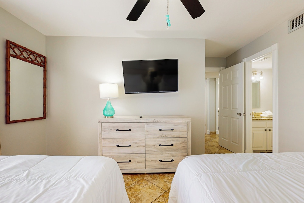 3BR Beachfront Condo w/ Pools & Balcony