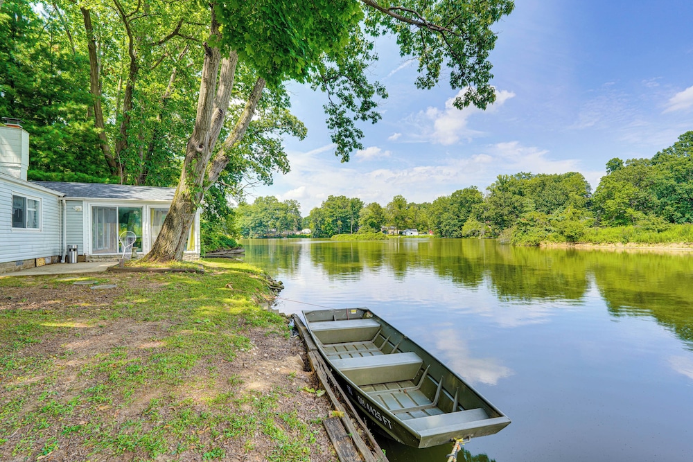 Cozy House on Meadowbrook Lake: Serene, Scenic!
