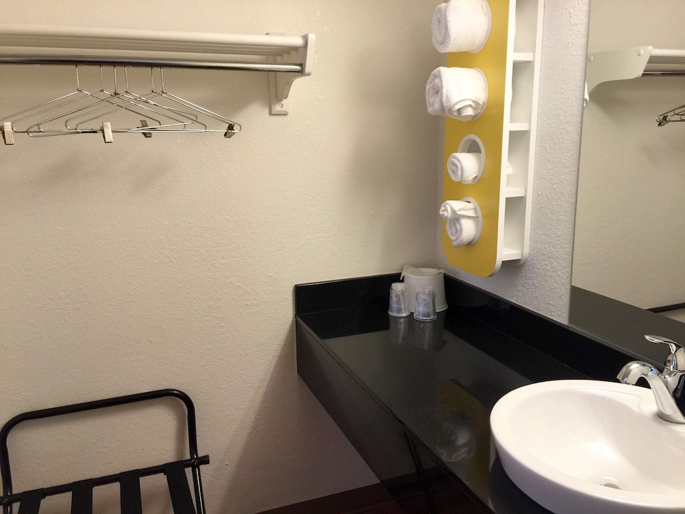 Motel 6 Roseville, MN - Minneapolis North