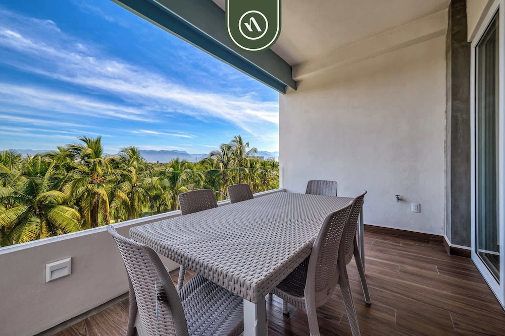 Brand New 1 BR Condo - Pool - Jacuzzi - Gym