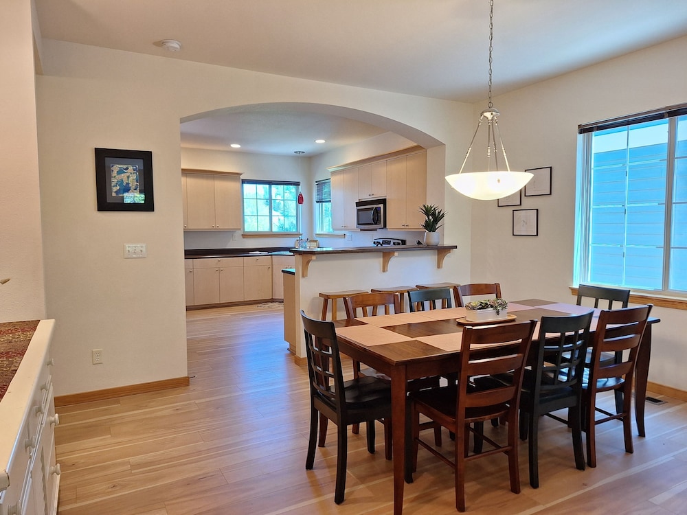 Rigden Retreat Garage, Dog Friendly, Near Trails