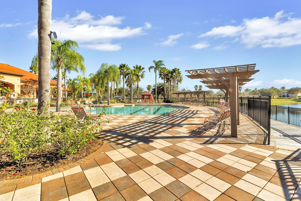 Spacious Pool Area With Lake View - 5bd/4.5ba Pool Home #5av139 - Image 3