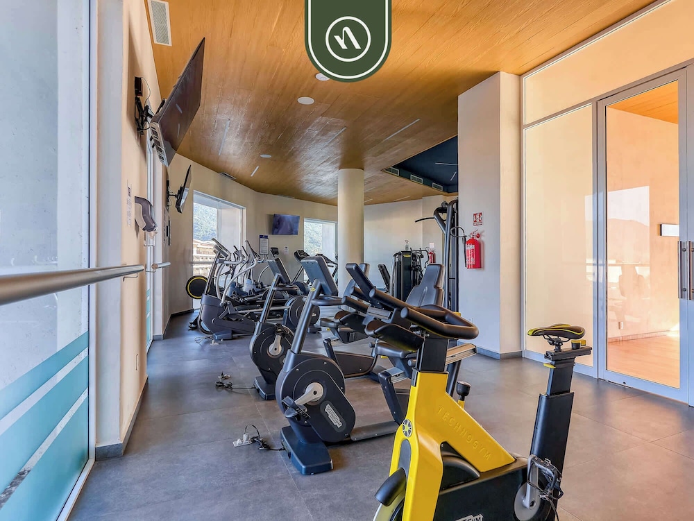 Luxury Oceanfront Studio - Beach - Pools - Gym