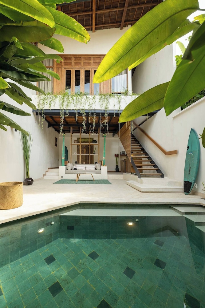 Chic 1-br Villa With Pool, 800m From Echo Beach