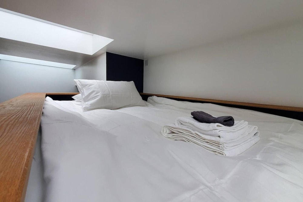 The Cedarwoods - Luxury Studio for 5! view 2