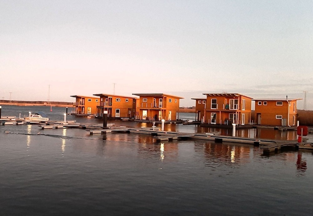 Hausboot in Kroeslin am Bodden