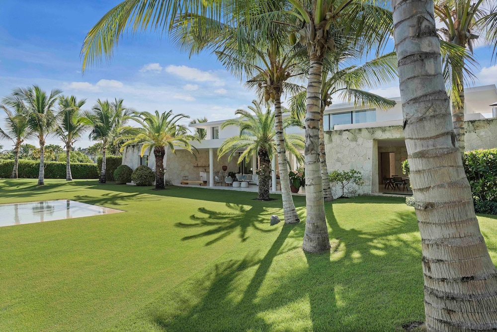 Magnificent 5BR Modern Tropical Villa With Pool