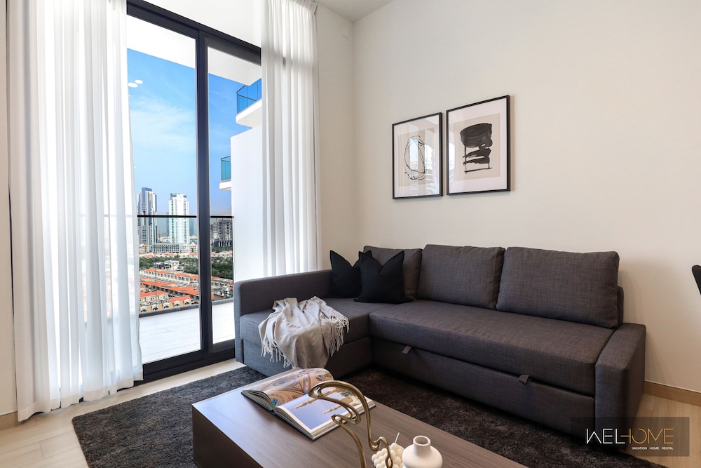 WelHome - Dubai Delight: Luxe Living 1BR at Binghatti Luna