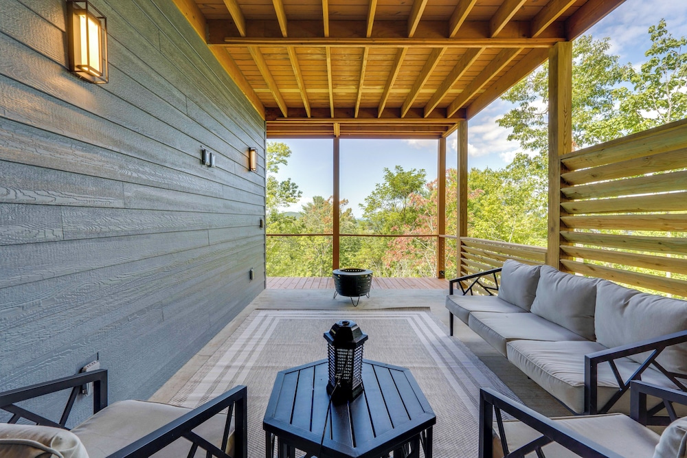 Mtn-view Decks & Fire Pit: Quiet Brasstown Escape