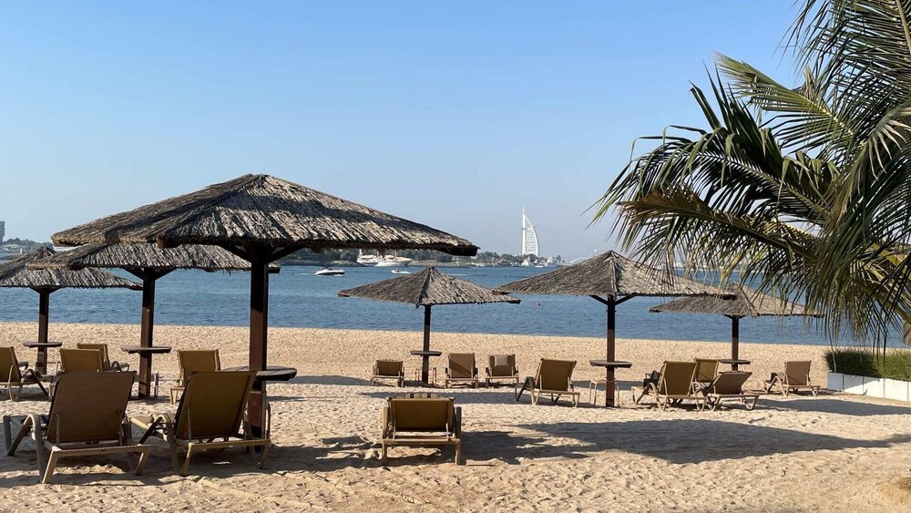 Al Dabas Beach Views 3BD Sleeps 6 Beachfront Beach Pool Access