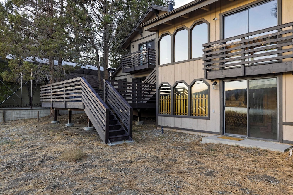 Viewtopia by Avantstay Lakefront Views + Hot Tub