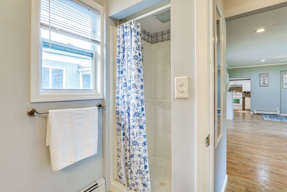 1 Block to Lake Huron: Pet-friendly Apt w/ Kayaks