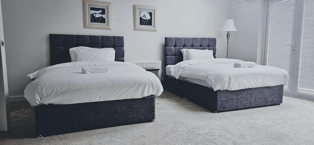 House - Sleeps 11 - Parking - Station Close