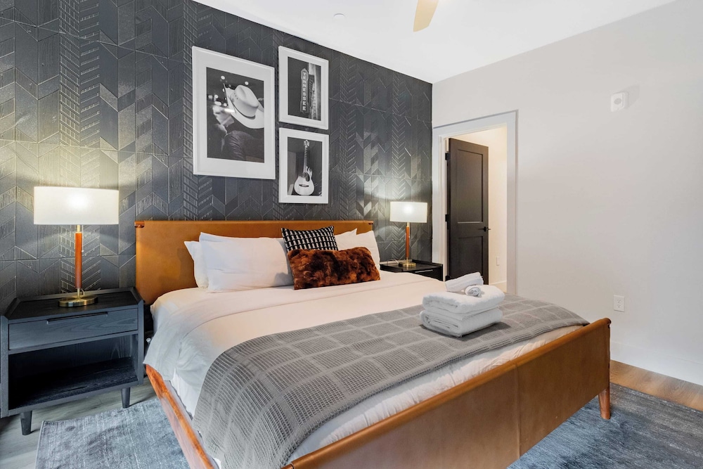 Sleeps 24 4 Modern Midtown Apartments w/ Gym + Pool Walkable to Shops & Eats