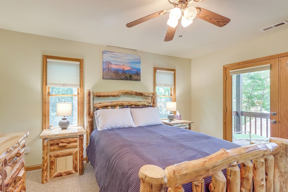 Year-round Mtn View: Pet-friendly Murphy Retreat