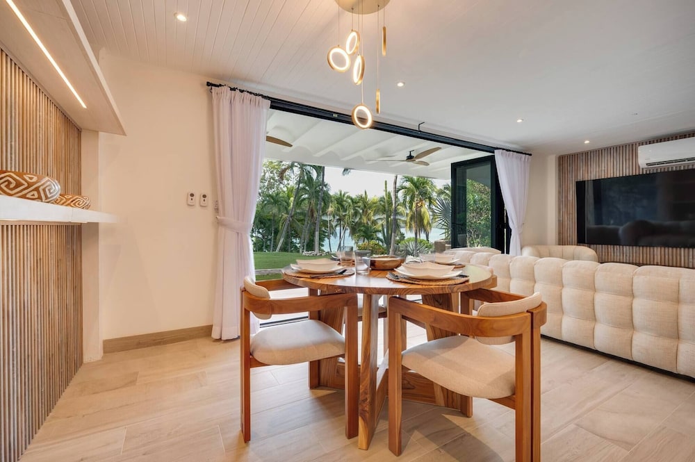 Flamingo Marina Private Beachfront Escape