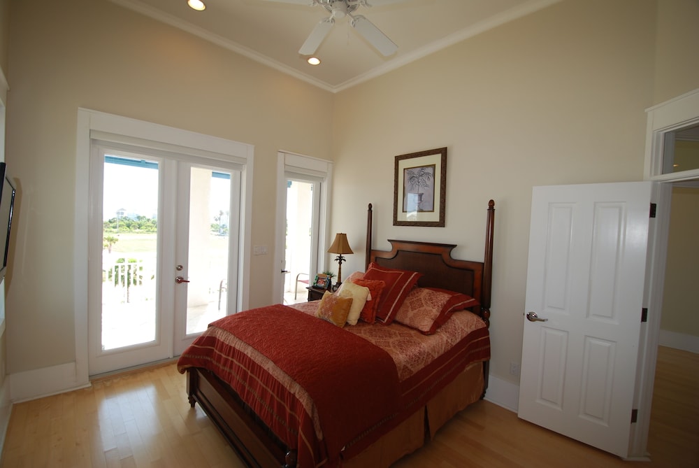 Kokopelli - Bay Front / Marina Front 3 Bedroom Townhouse by RedAwning
