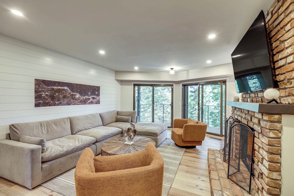 Stunning Forest Views: Luxury Lake Arrowhead Cabin