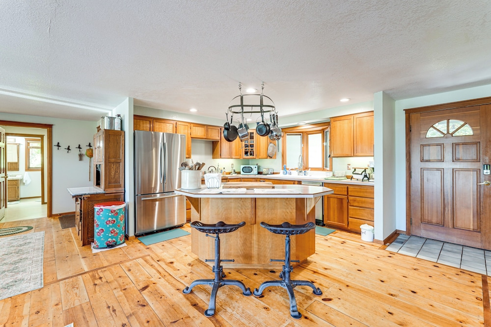 Oregon Farmhouse Hideaway on 53 Acres