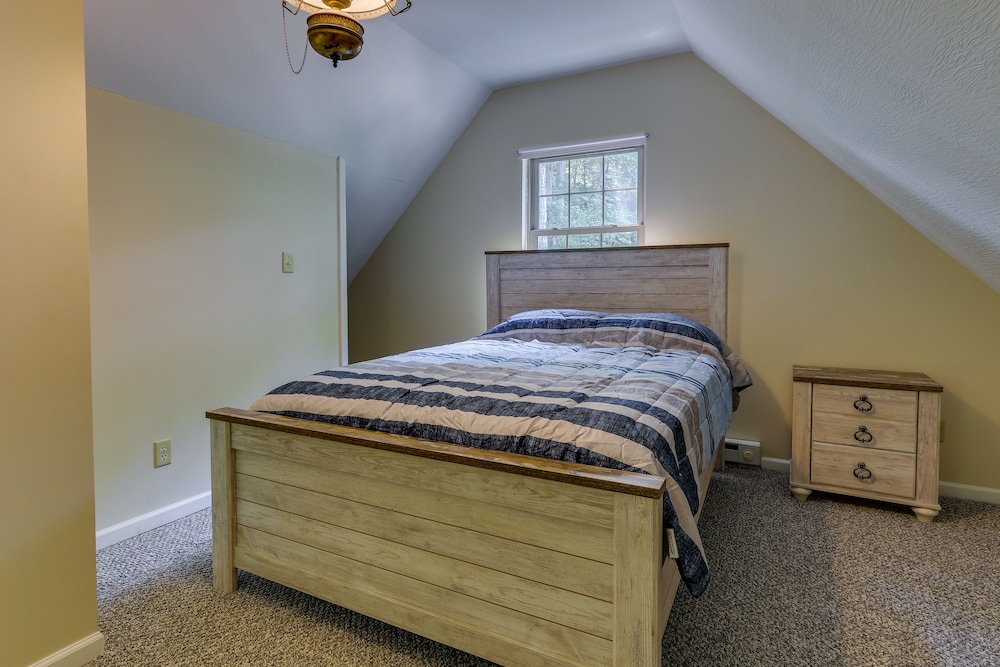 Cozy Bainbridge Retreat w/ Fireplace + Deck! view 2