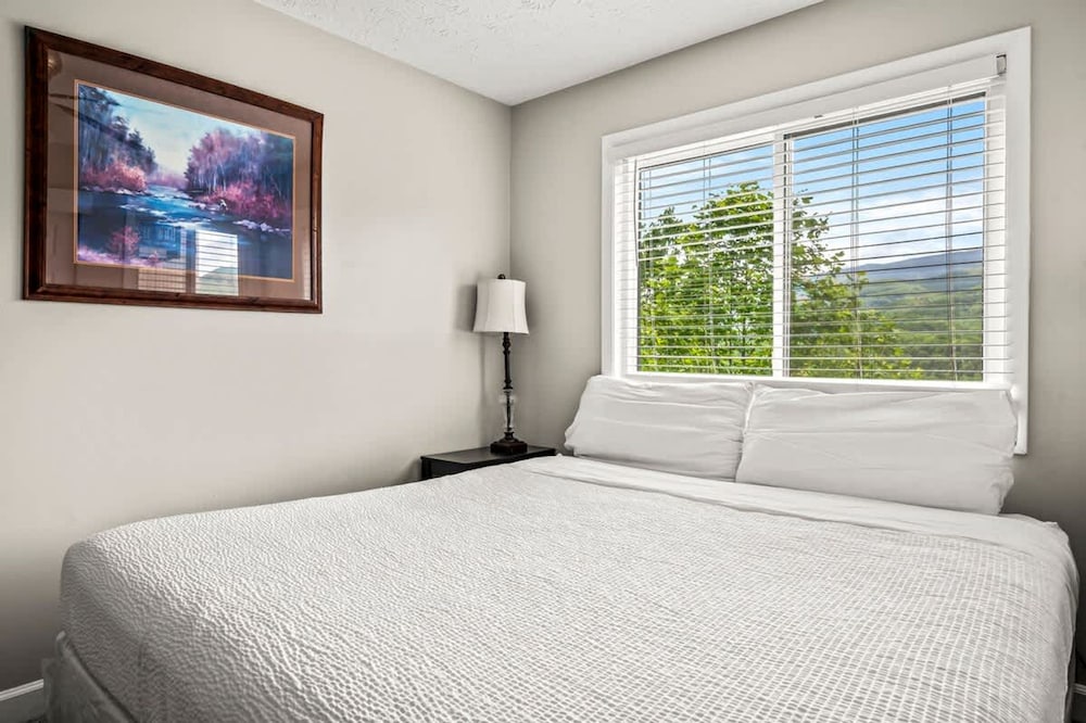 Private Balcony w Views Heated Pool Full Kitchen