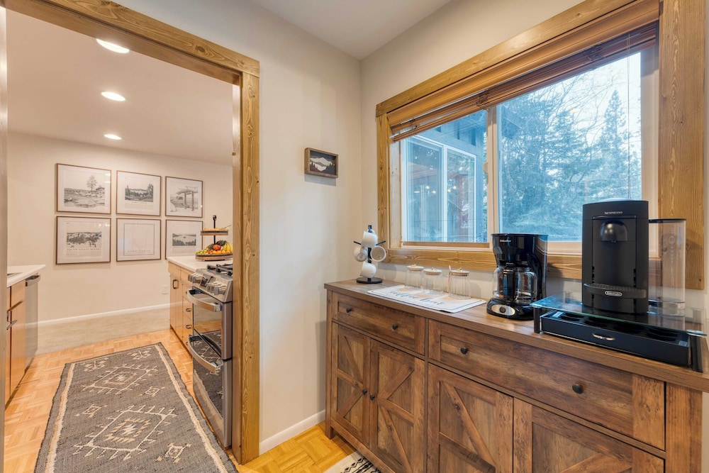 Westlake Cabin by Avantstay Hot Tub, Near Skiing, Walk to Restaurants & Lake!