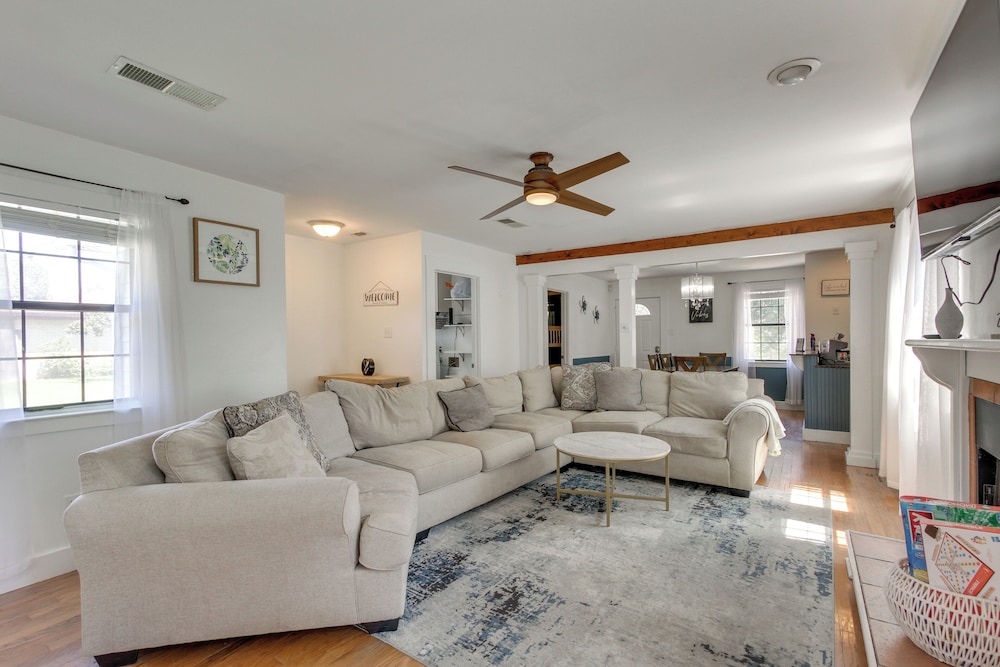 2 Mi to University & Long Beach Harbor: Family Gem
