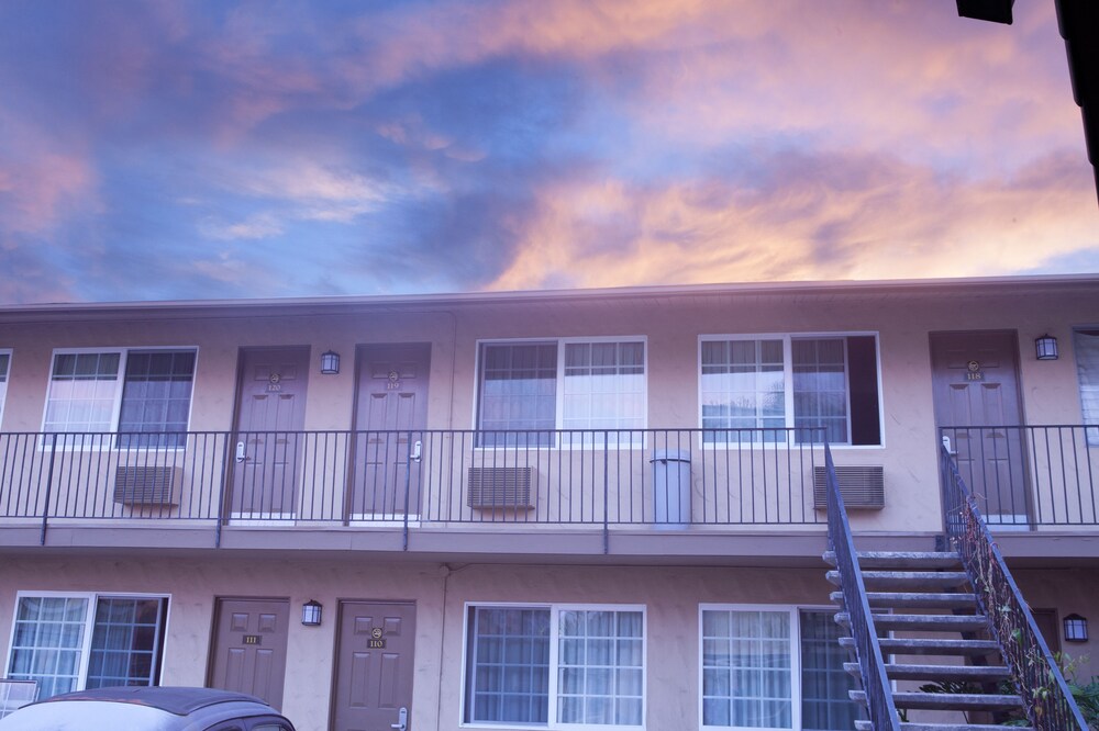 Hotel Stardust Inn - Image 1