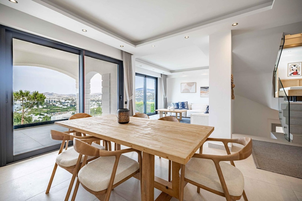 Stunning Villa With Private Pool and Luxuriest Views