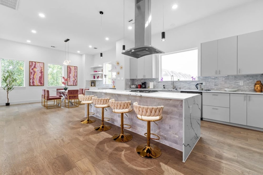Perfect Houston Group Stay for 12 With 6 Beds 6 Baths