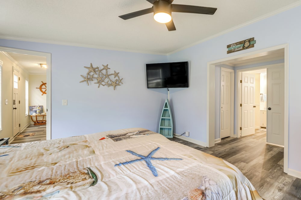 7 Mi to Beach! Sneads Ferry Family Home w/ Hot Tub