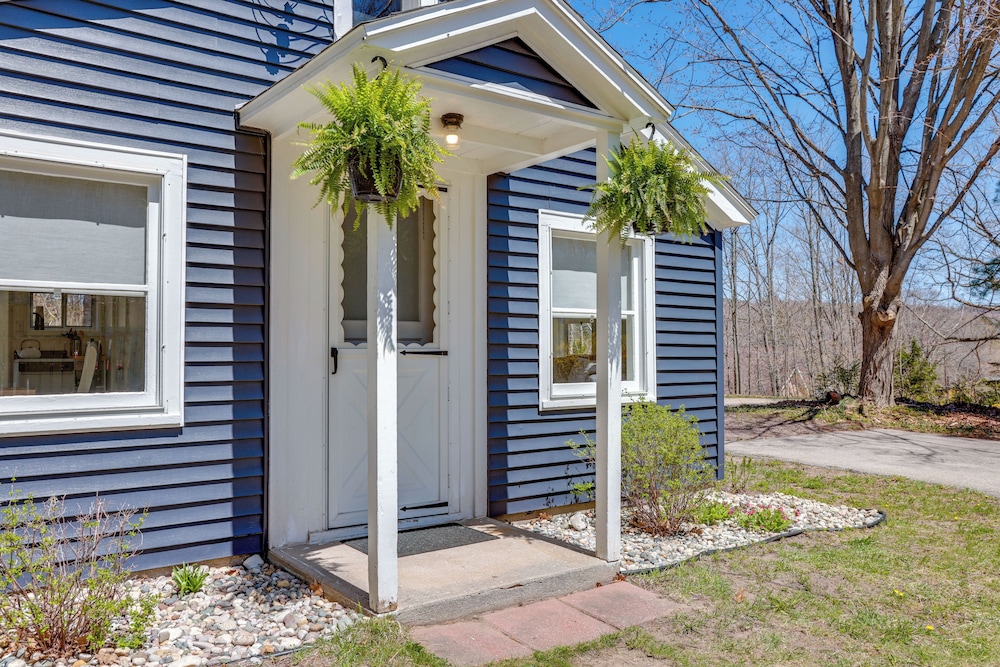 Walk to Beach & Dtwn: Frankfort Cottage w/ BBQ