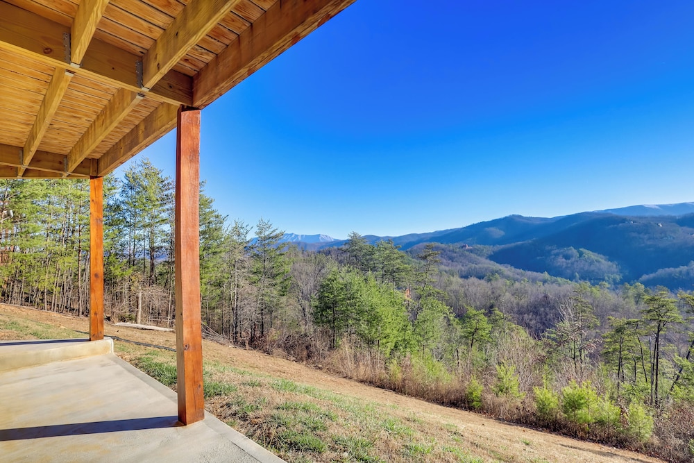Majestic Mountain Views: Sevierville Escape!