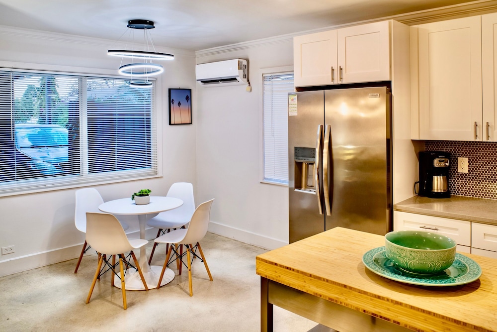 Walk to Wilton Drive - Spacious Quiet Villa 2 HOT TUB