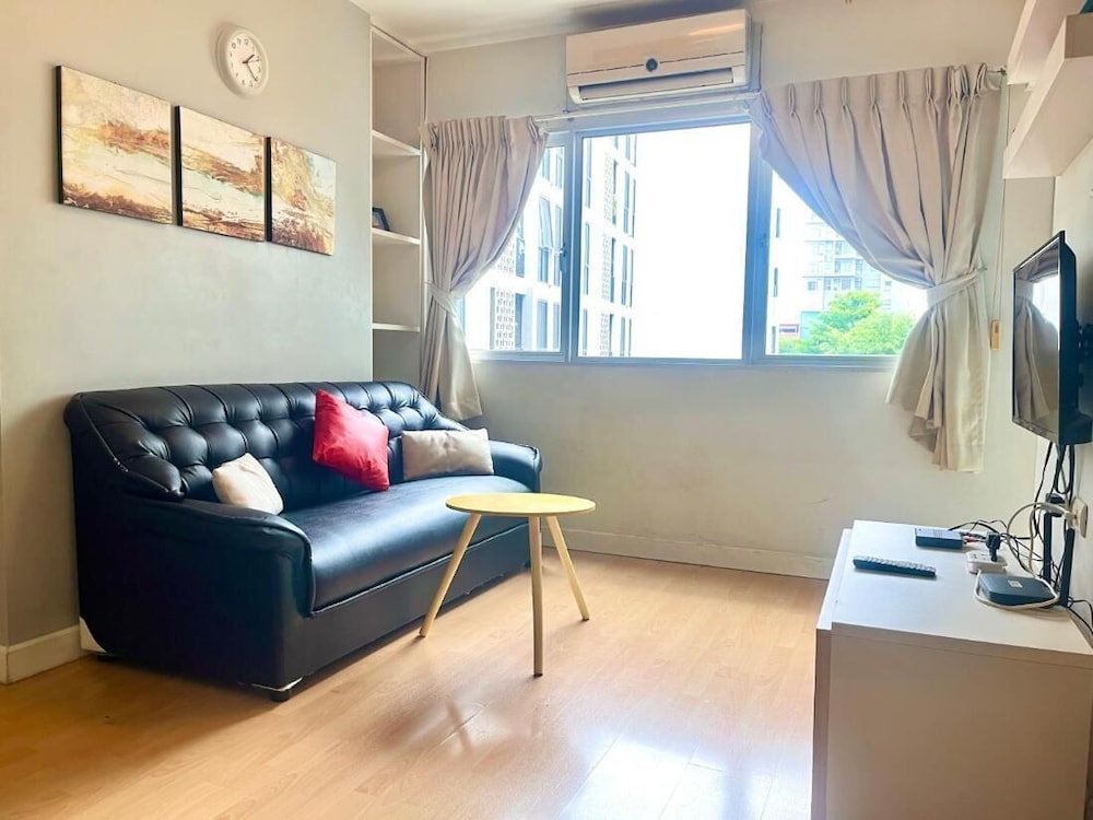 1BR Condo 5 Min to BTS 1000mbps Fiber Wi-fi Great Location