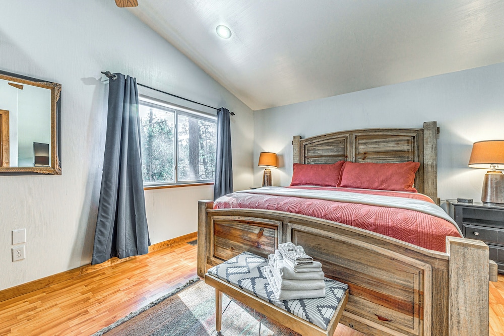 Walk to Midtown Ruidoso: Modern-rustic Cabin