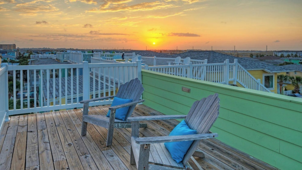 Walk to the Beach Ocean Views, Balcony Dining & Open Living Beachview 54 by Avantstay